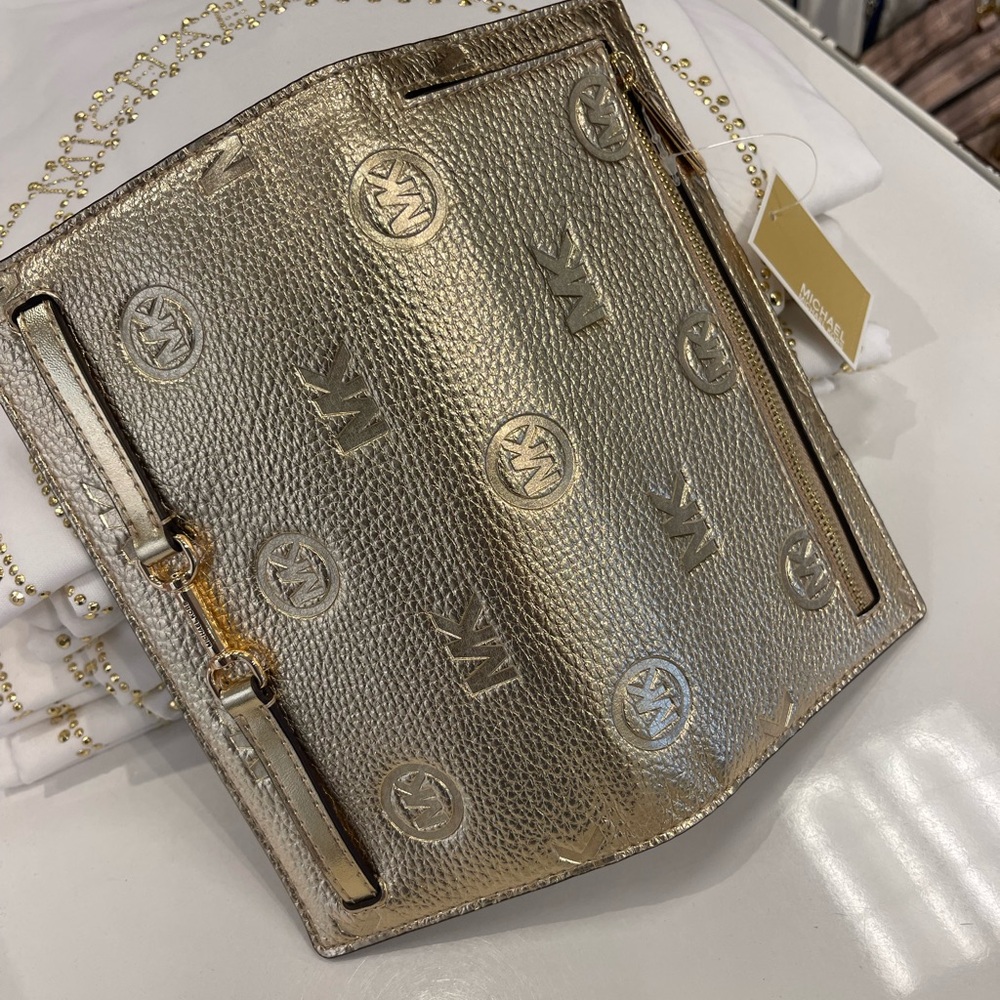 MICHAEL KORS Carson Lg Metallic Logo Debossed Snap Bifold Wallet
Pale Gold
NWT - Picture 10 of 16